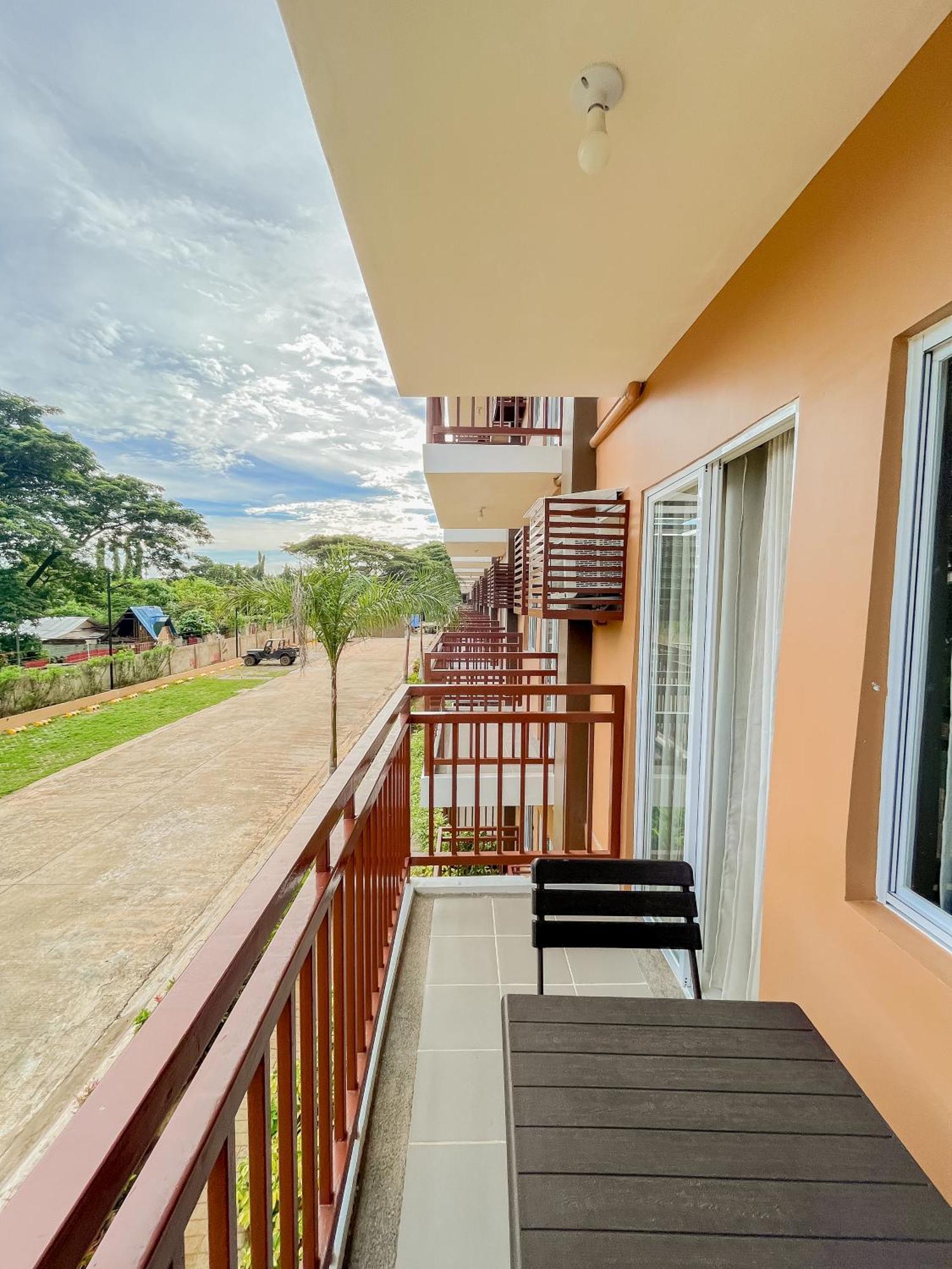 2 Bedroom And Studio Apartments With Private Pool And Gym In Vista Manors Verdant Puerto Princesa Екстериор снимка